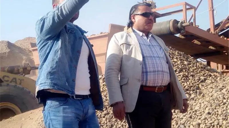 جهاز بدر يزيل محجراً غير شرعى ويصادر المعدات .. بالصور