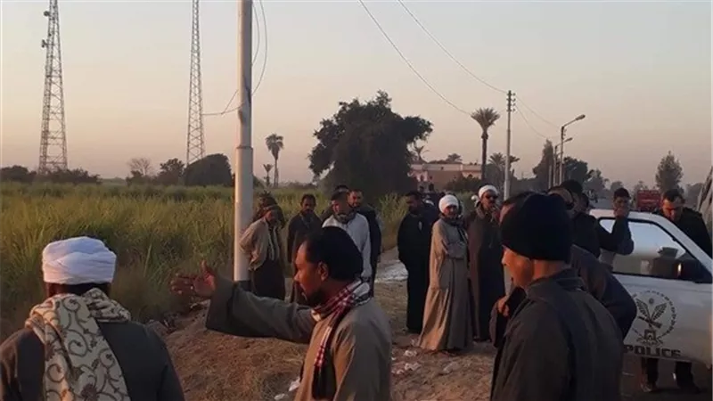 اصابة 6 اشخاص فى حادث انقلاب سيارة على الطريق الزراعى بسوهاج