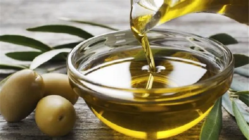 تعرف على فوائد زيت الزيتون على الريق بالفيديو