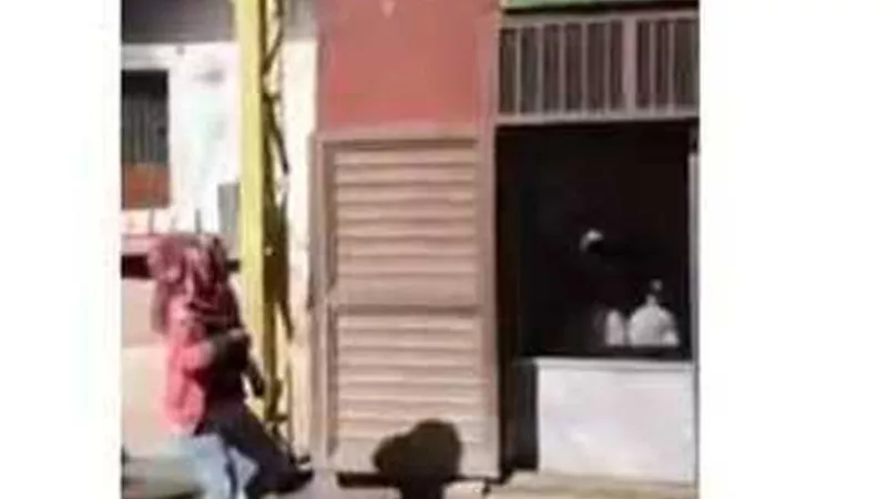 اعتداء على محلات لاجئين سوريين في لبنان فيديو