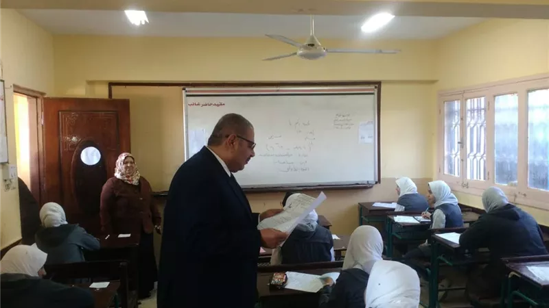 وكيل الوزارة يتفقد امتحانات اليوم الأخير للشهادة الإعدادية