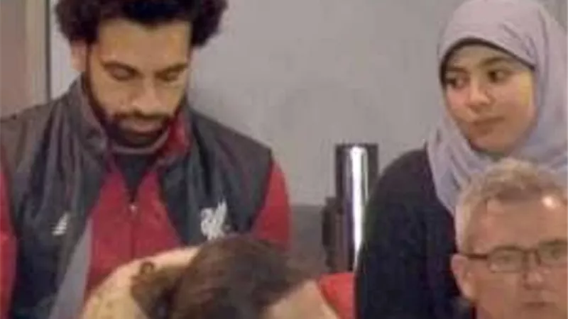 زوجة صلاح تصل القاهرة عقب اغلاقه حسابه على تويتر بساعات