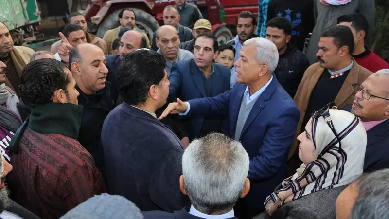 محافظ المنوفية يزور قرية ميت خلف بشبين الكوم ويستمع لشكاوي الأهالي
