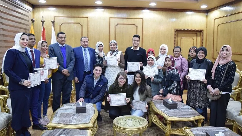 رئيس جامعة بنى سويف يكرم الطلاب المشاركين فى دورة هيئة الاستعلامات