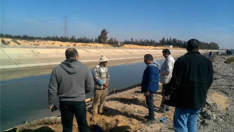 إزالة التعديات على ترعة مياه الحمام بمطروح.. صور