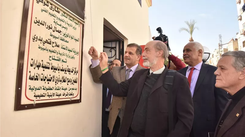 افتتاح قاعة تنمية المعلمين ودمج الاطفال ذوى الاعاقات بمدرسة خديجة بأسيوط.. صور