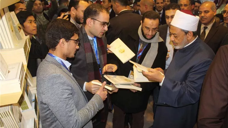الإمام الأكبر يتفقد جناح الأزهر الشريف بمعرض القاهرة الدولي للكتاب