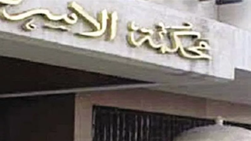 يستولى على راتبي كله ..وعندما طلبت فستان 