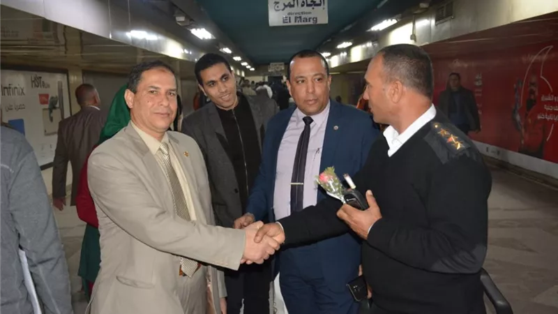 رئيس مترو الأنفاق والعضو المنتدب يقدمان التهنئة لرجال الشرطة ..صور