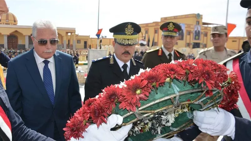المحافظ ومدير الامن وضعا اكليل الزهور على قبر الجندى المجهول