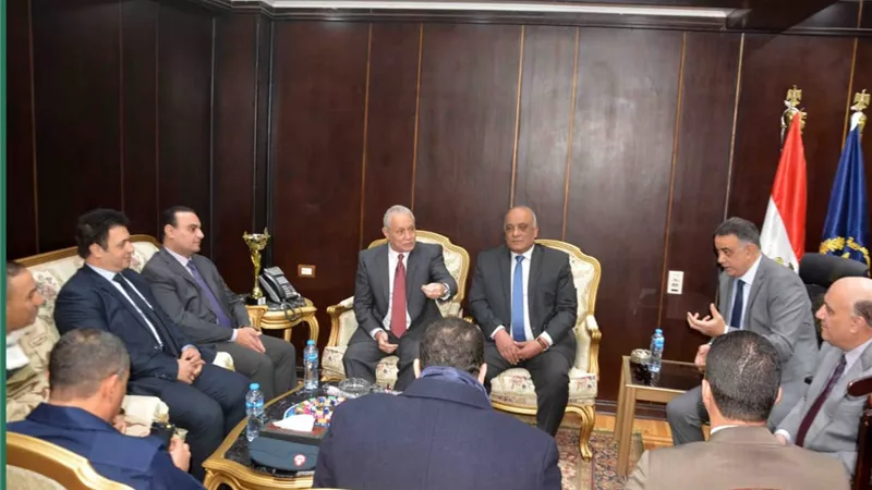 محافظ الأقصر فى مديرية الأمن لتقديم التهنئة بعيد الشرطة