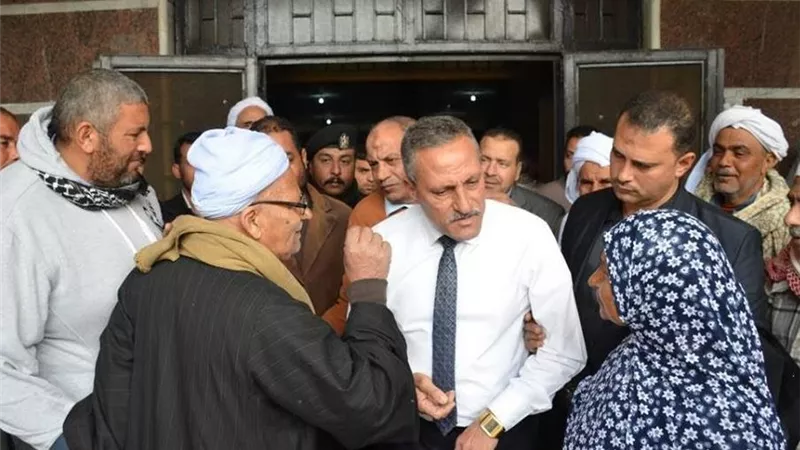بالصور..محافظ الإسماعيلية يستجيب لمطالب مترددي مستشفى الحميات