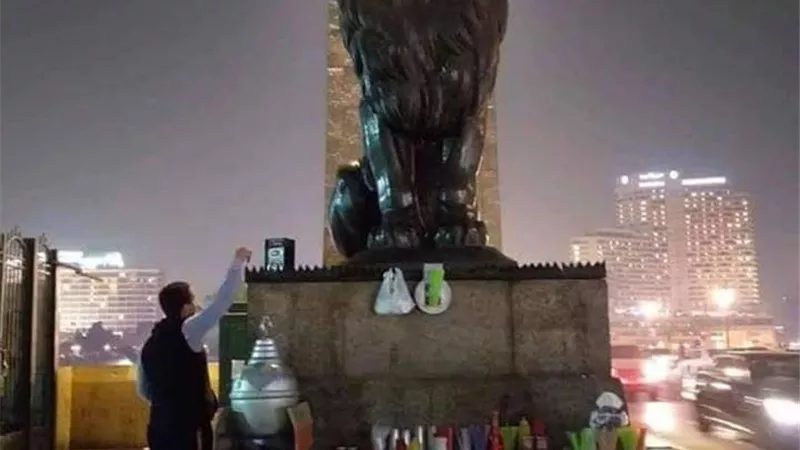 بالصور .. أسود كوبرى قصر النيل تحولت الى كشك شاى وحمص الشام