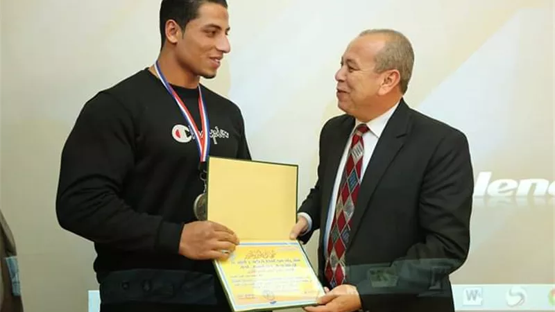 محافظ كفر الشيخ يكرم بطل كمال الاجسام