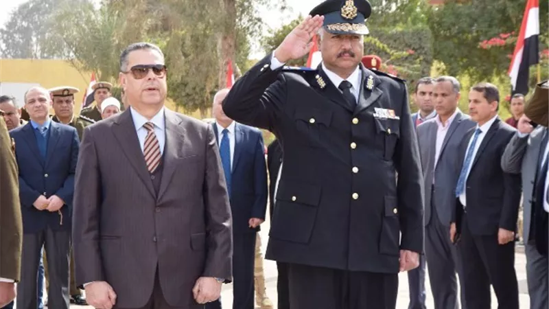 محافظ بني سويف يضع إكليل الزهور على النصب التذكاري للشهداء