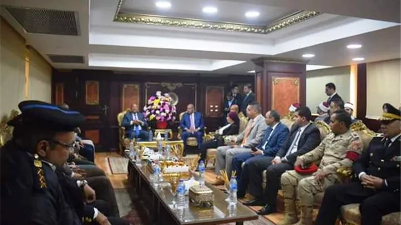 محافظ البحر الأحمر يضع أكليل الزهور على النصب التذكارى في عيد الشرطة