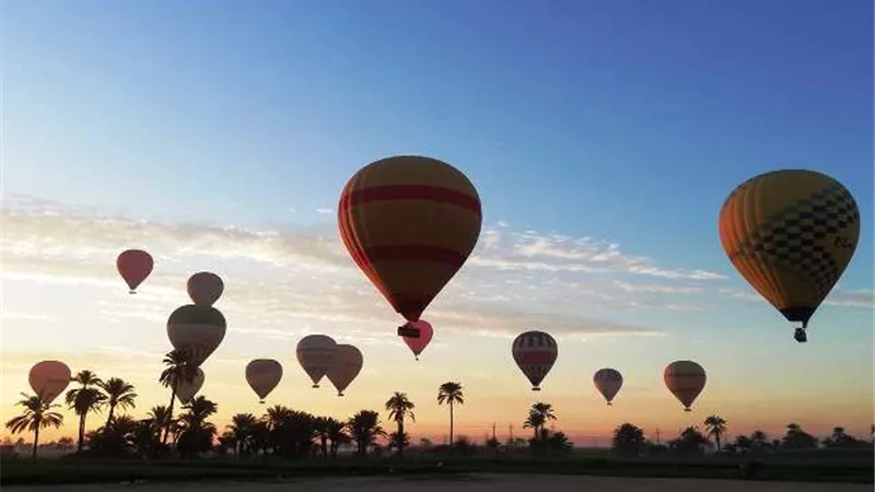 700 سائحا يحلقون فى سماء الأقصر على متن 30 رحلة