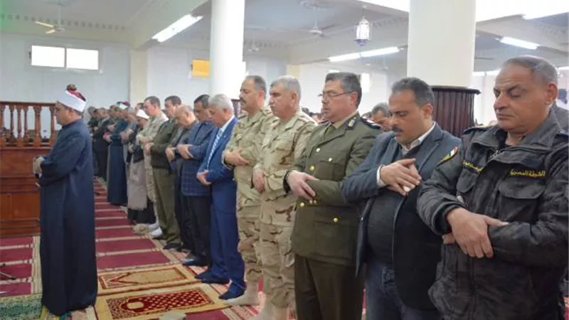 محافظ البحيرة وقيادات الشرطة يؤدون صلاة الجمعة بمسجد قوات الأمن