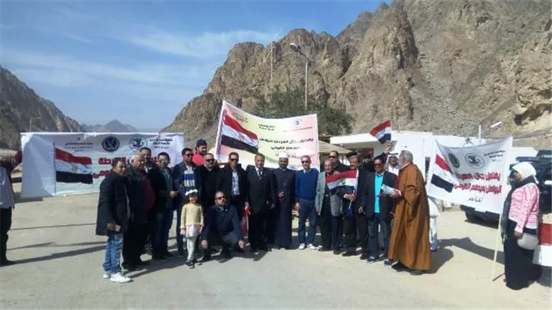 مواطنوا نويبع واعضاء جمعية سياحة مصر وتنمية البيئة وزعوا ورود على رجال الشرطة