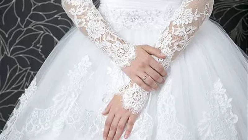 امرأة تتزوج من بطانية وتقيم حفلاً للزفاف.. صور وفيديو