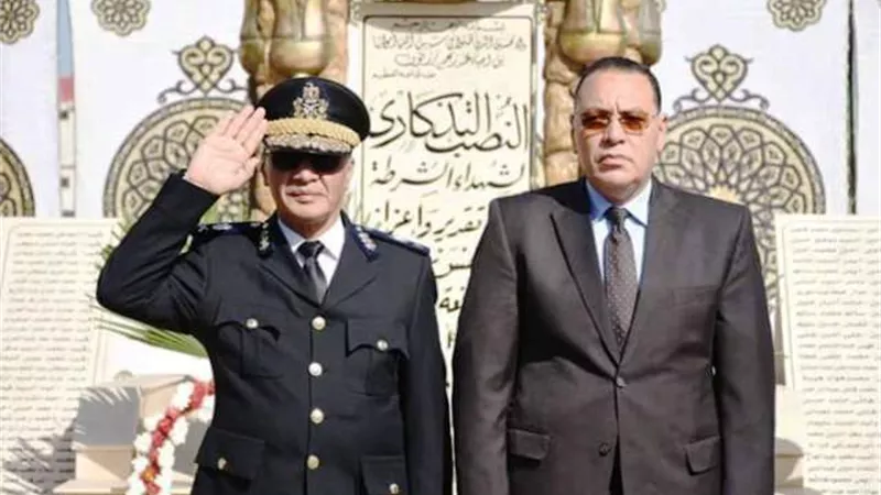 محافظ الشرقية ومدير الأمن يضعان إكليلاً من الزهور على النصب التذكاري لشهداء الشرطة
