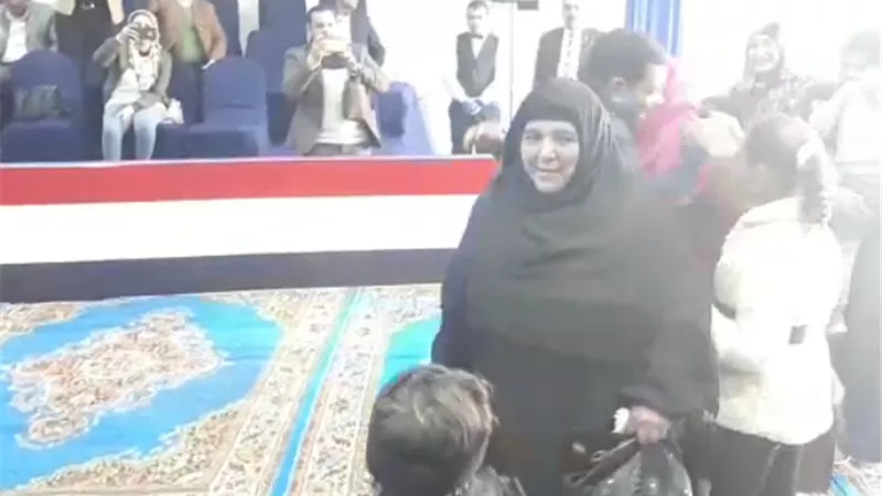 أم أحد السجناء المفرج عنهم: ربنا يخليكم.. هو اللى فاضلى بعد ابن استشهد