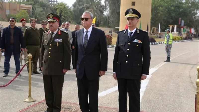 محافظ قنا يضع اكليلا من الزهور امام النصب التذكاري فى عيد الشرطة