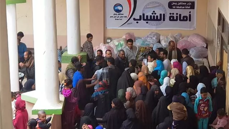 مستقبل وطن يوزع 300 بطانية للأسر الأكثر احتياجاً بفرشوط بالصور