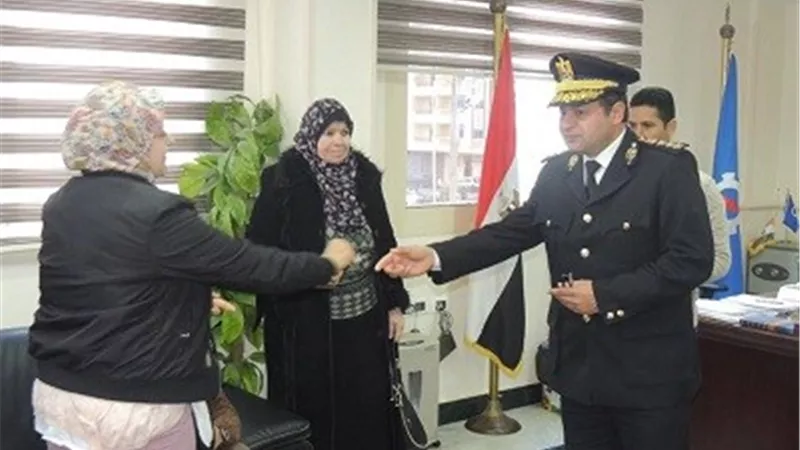 ورد وهدايا ورخصة خاصة للمواطنين فى عيد الشرطة بالسويس