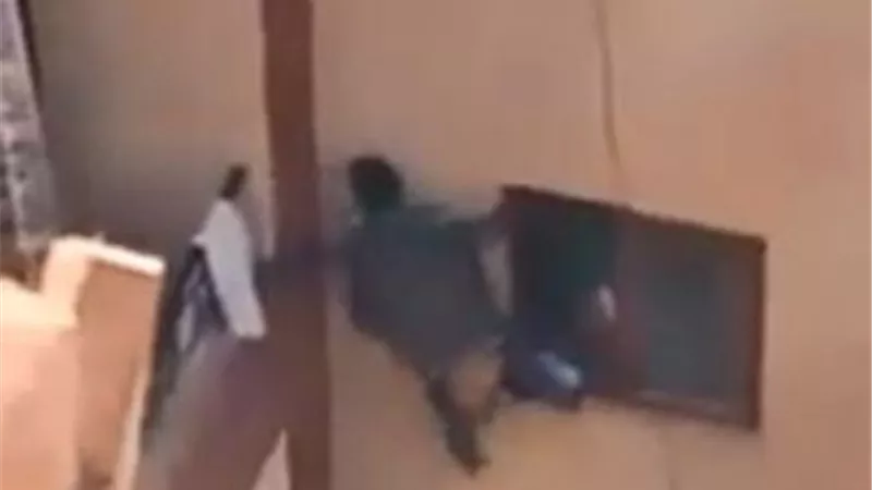 بالفيديو أم تعرض ابنها للموت من البلكونة بسبب مفتاح الشقة