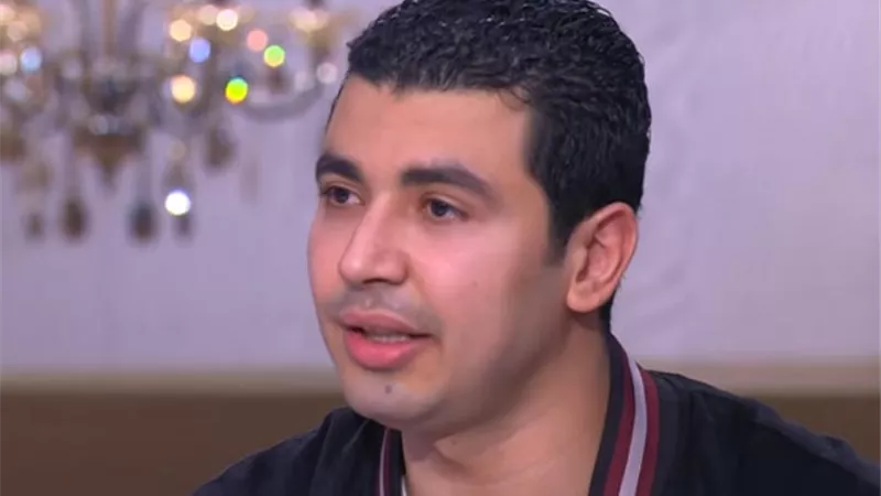 شاهد.. ثعبان ضخم يهاجم نجم مسرح مصر محمد أنور.. فيديو
