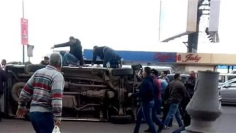 اصابة 3 اشخاص بكورنيش الاسكندرية إثر انقلاب ميكروباص