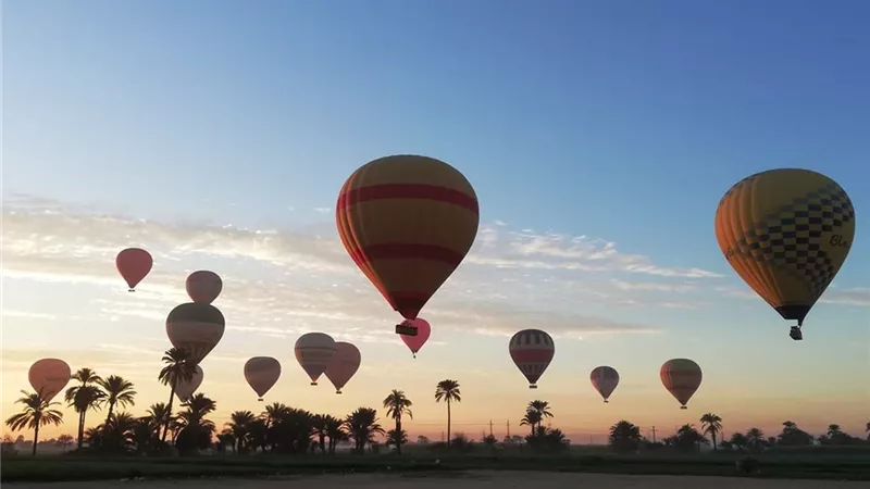السحب الكثيفة فى سماء الأقصر تحجب أشعة الشمس بالكامل