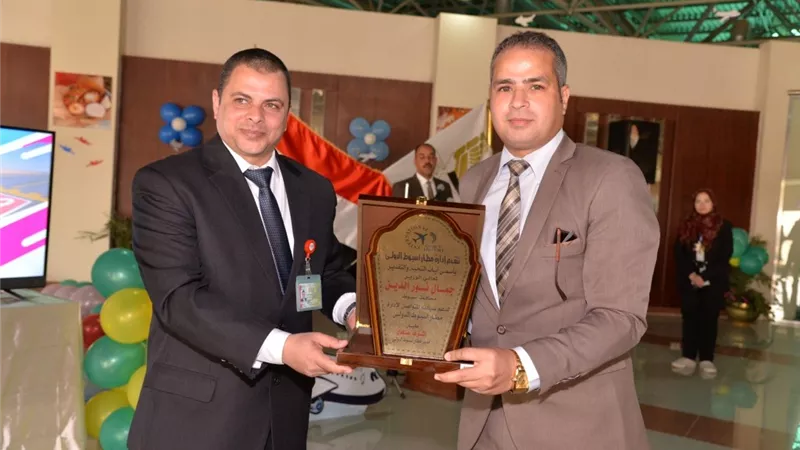 مطارأسيوط الدولى يحتفل بعيد الطيران المدنى الـ 89