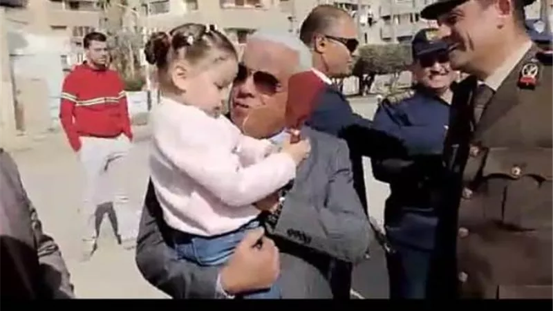 بالصور.. مدير أمن كفرالشيخ يوزع الورود على المواطنين ورجال الشرطة فى عيدهم