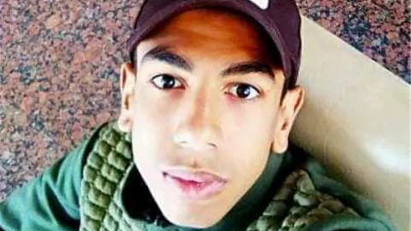 موهبة فى سن الزهور تهدى أغنية من كلماته للفنان احمد مكى