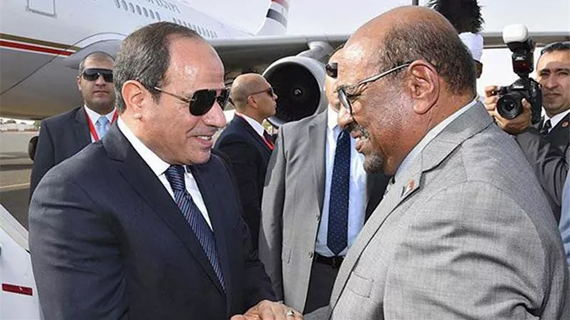 رئيس السودان يصل القاهرة للقاء السيسي