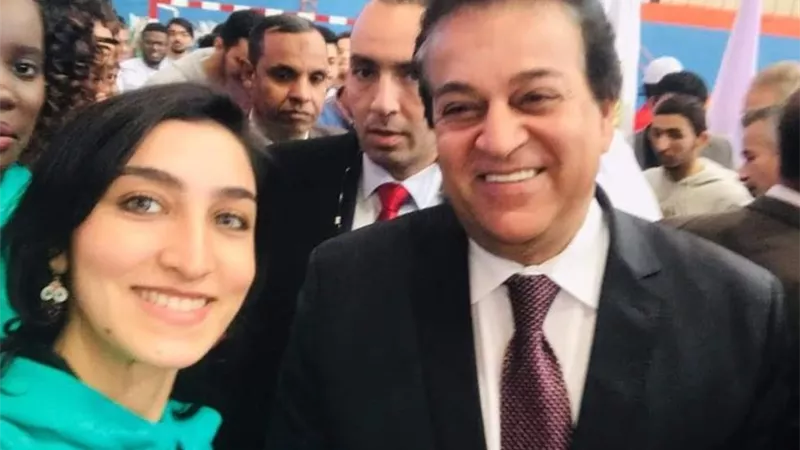 طلاب عين شمس يلتقطون الصور التذكارية مع وزير التعليم العالى