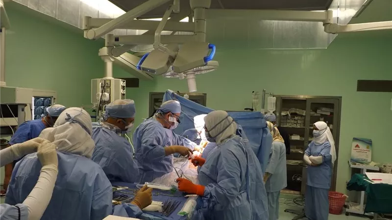 رئيس جامعة أسيوط يزور الفريق الطبى بمستشفى الراجحى الجامعى