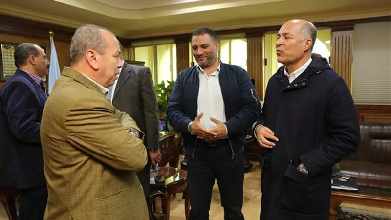 طه يتابع توصيل التيار الكهربائى لمنظومة كاميرات المراقبة بعاصمة المحافظة