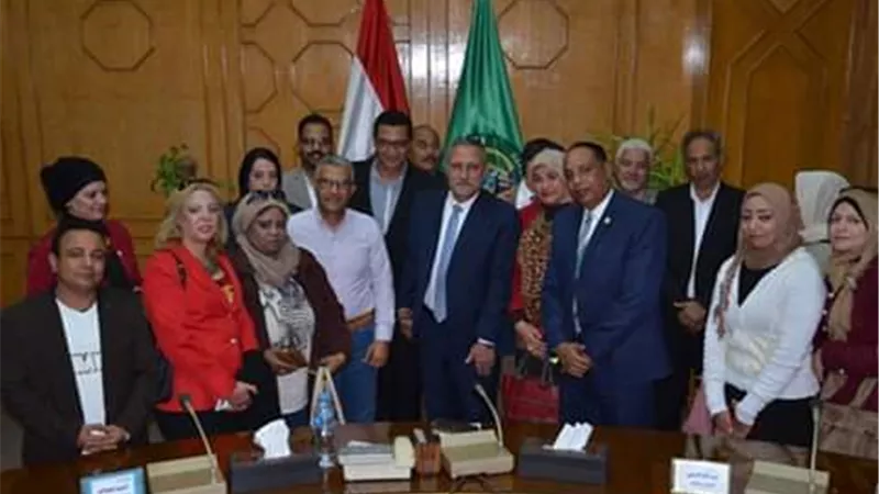 بالصور ..محافظ الإسماعيلية يستقبل لجنة حزب الوفد