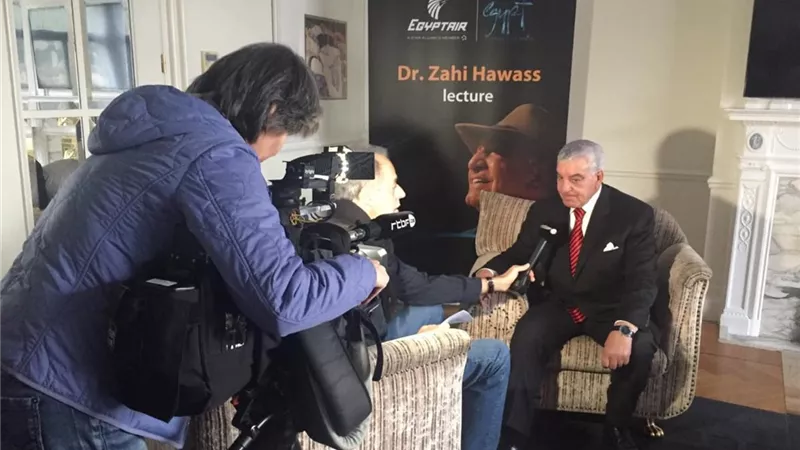زاهي حواس يطالب بعودة تمثال نفرتيتي.. صور