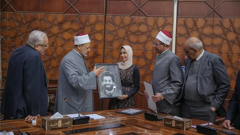 الإمام الأكبر يكرم طلاب الأزهر المشاركين بأعمال متميزة في معرض الكتاب