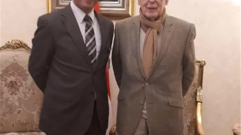 رئيس فرنسا الأسبق في جولة سياحية بالأقصر واسوان