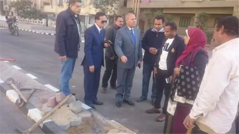 نائب محافظ القاهرة يتابع تركيب اعمده الاناره بمحطة مترو هارون