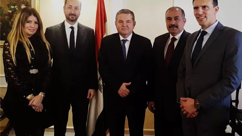 وزير قطاع الأعمال العام يبحث مع شركة سانوفي الفرنسية التعاون في مجال الأدوية