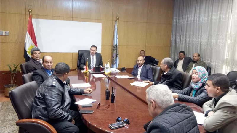 مميش يوقع عقد إنشاء محطة دحرجة السيارات بميناء شرق بورسعيد