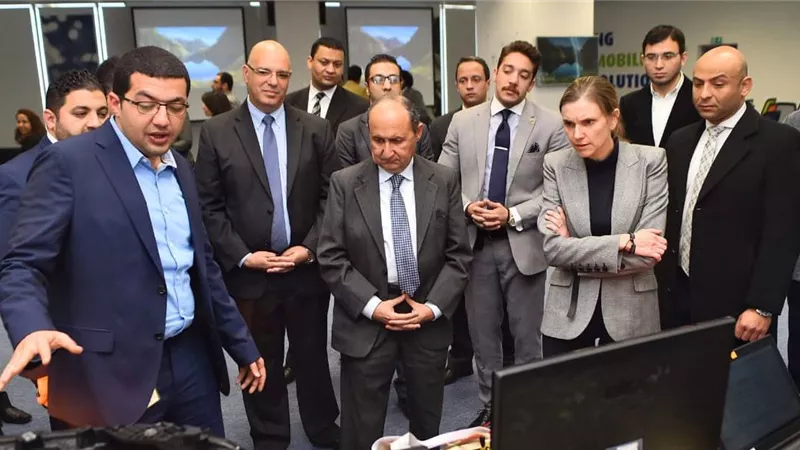 وزير الصناعة ونظيرته الفرنسية يتفقدان مقر شركة 