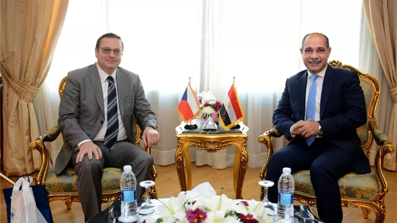 وزير الطيران المدنى يبحث مع سفير التشيك اعادة تشغيل خط الطيران المباشر
