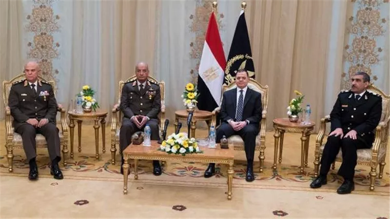 وزير الدفاع ورئيس الأركان يهنئان الداخلية بعيد الشرطة
